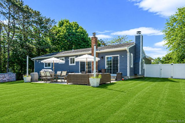 5 Megan Court, Bellport, NY 11713