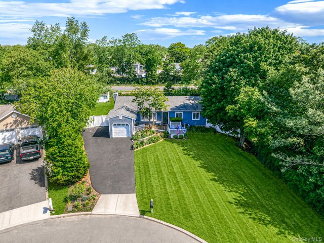 5 Megan Court, Bellport, NY 11713