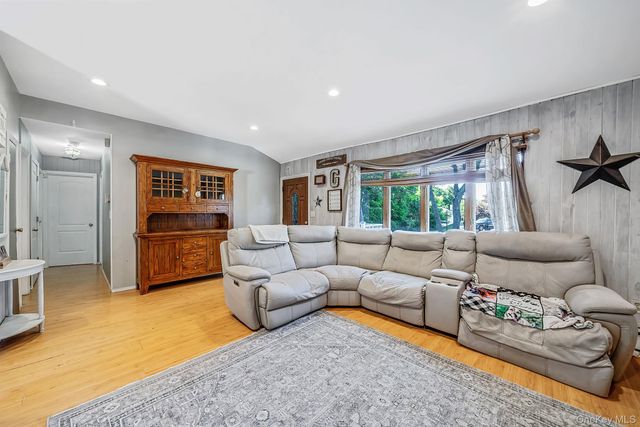 5 Megan Court, Bellport, NY 11713
