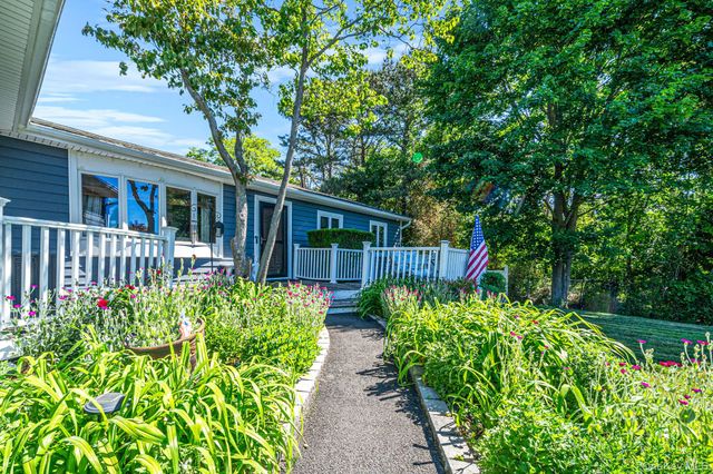 5 Megan Court, Bellport, NY 11713