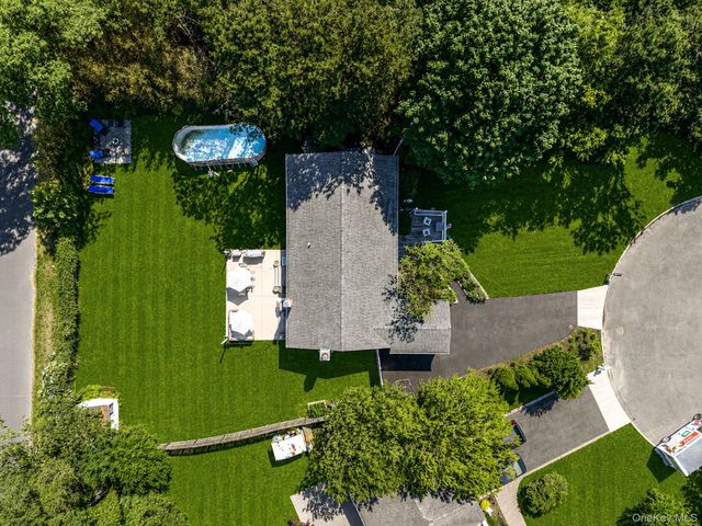 5 Megan Court, Bellport, NY 11713