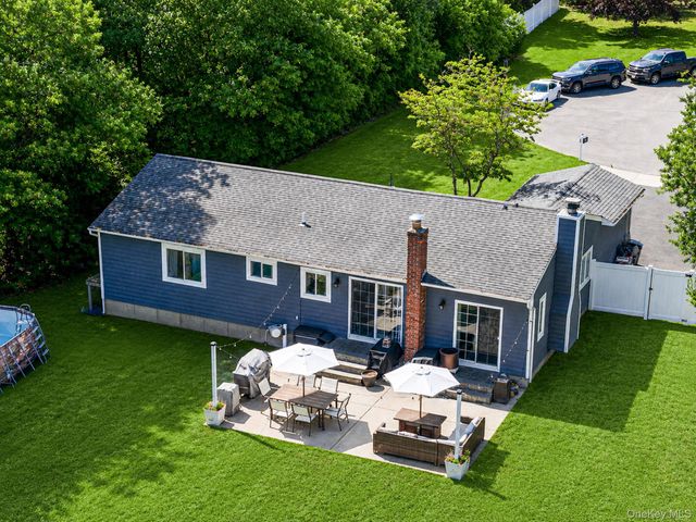 5 Megan Court, Bellport, NY 11713