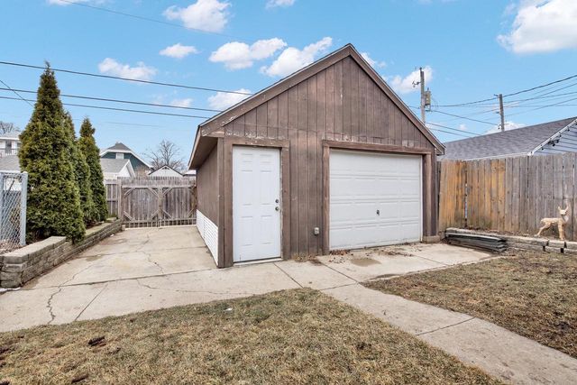 2215 S 73rd STREET, West Allis, WI 53219