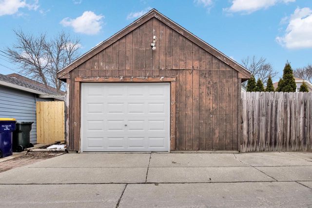 2215 S 73rd STREET, West Allis, WI 53219