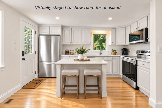 79 Colchester Dr, Plymouth, MA 02360
