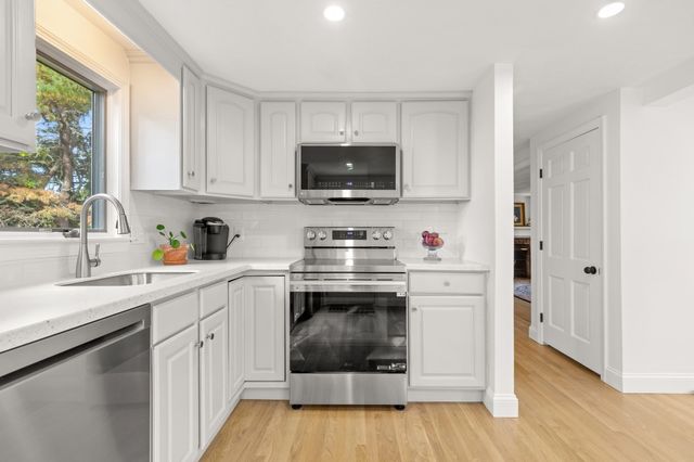 79 Colchester Dr, Plymouth, MA 02360