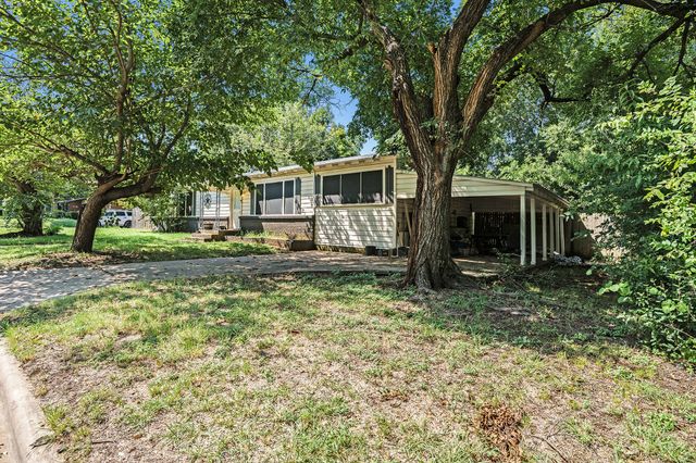 1301 N Douglas Avenue, Cleburne, TX 76033