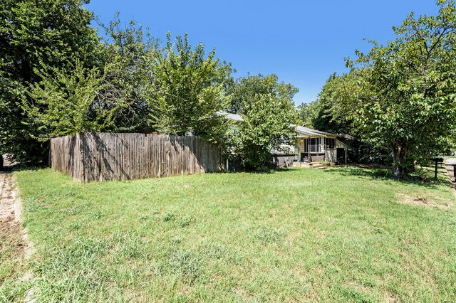 1301 N Douglas Avenue, Cleburne, TX 76033