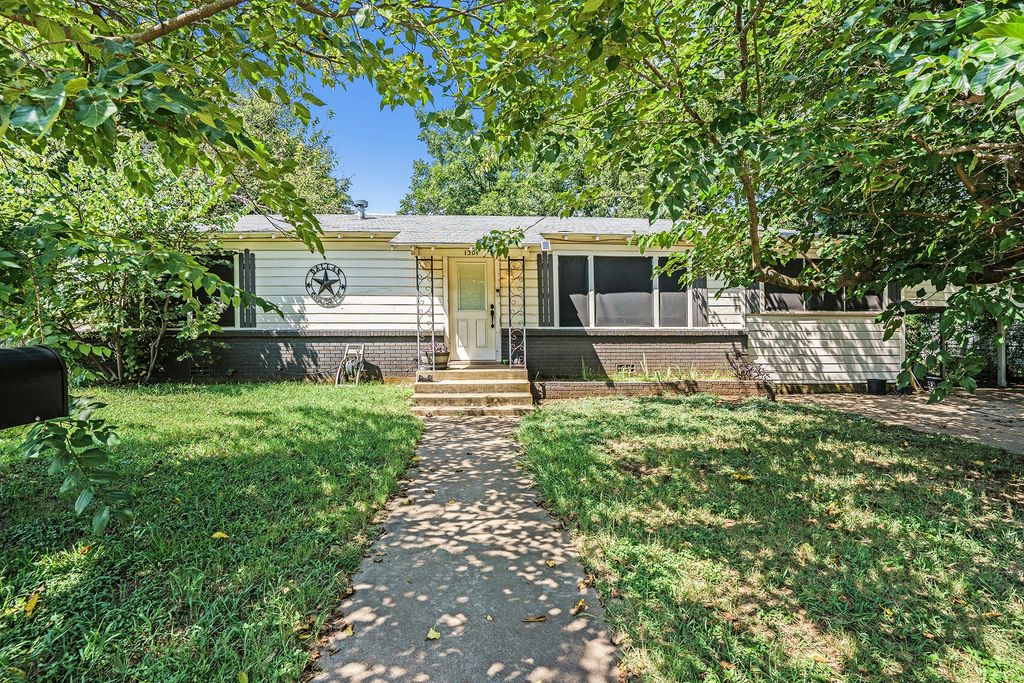 1301 N Douglas Avenue, Cleburne, TX 76033