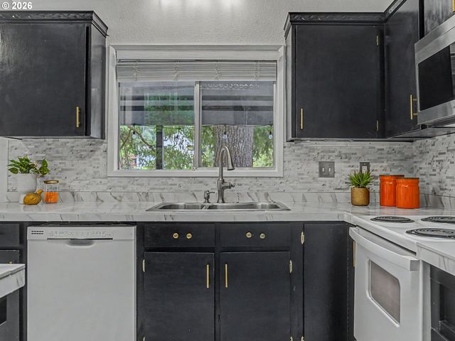 1065 Ne HILL Way, Estacada, OR 97023
