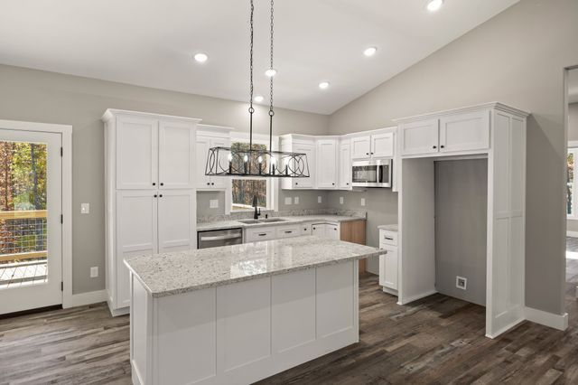 108 Creekview Ct, Jamestown, TN 38556