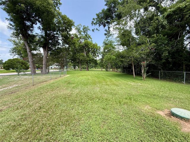 102 Western Way, Angleton, TX 77515