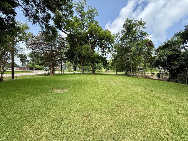 102 Western Way, Angleton, TX 77515
