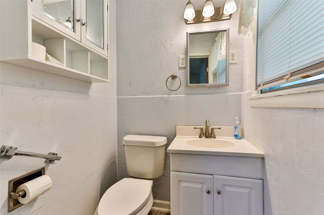 205 Bedford Court E, Bedford, TX 76022