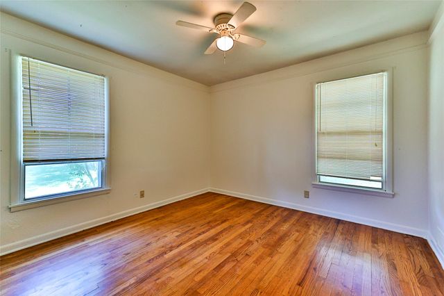 205 Bedford Court E, Bedford, TX 76022
