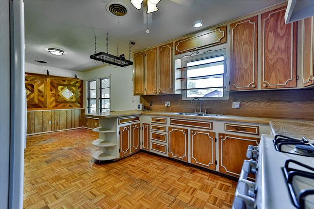 205 Bedford Court E, Bedford, TX 76022