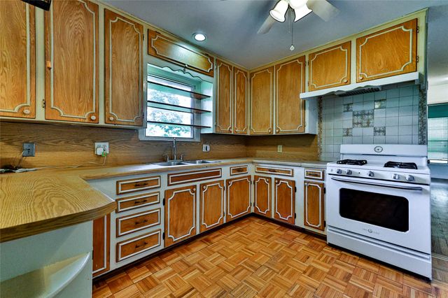 205 Bedford Court E, Bedford, TX 76022