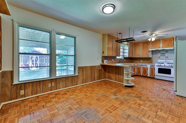 205 Bedford Court E, Bedford, TX 76022