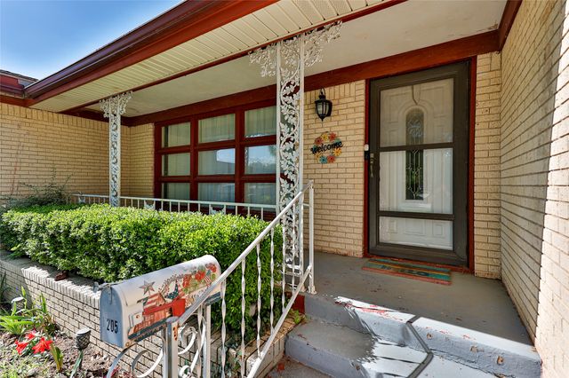 205 Bedford Court E, Bedford, TX 76022