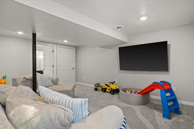 S93W23205 River Oaks DRIVE, Big Bend, WI 53103