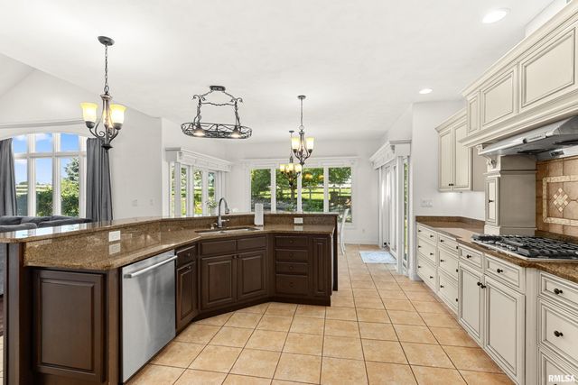 5825 W IVYBRIDGE Place, Peoria, IL 61615