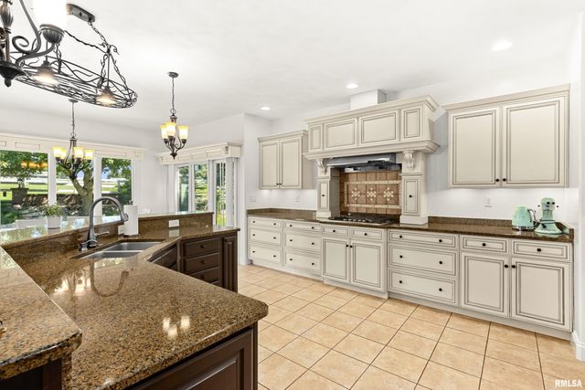 5825 W IVYBRIDGE Place, Peoria, IL 61615