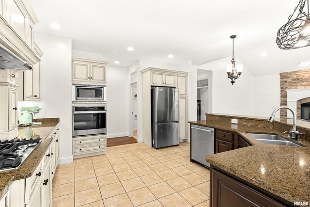 5825 W IVYBRIDGE Place, Peoria, IL 61615