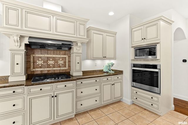 5825 W IVYBRIDGE Place, Peoria, IL 61615