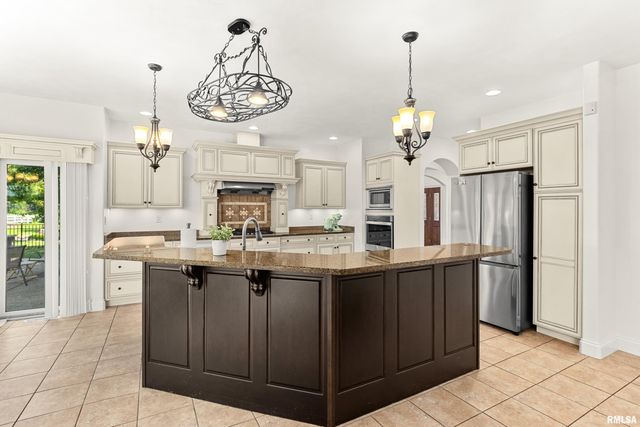 5825 W IVYBRIDGE Place, Peoria, IL 61615