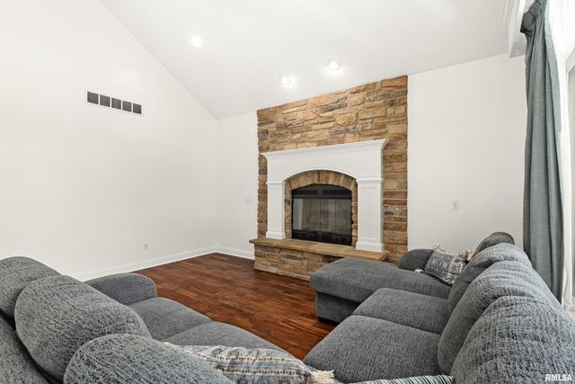 5825 W IVYBRIDGE Place, Peoria, IL 61615