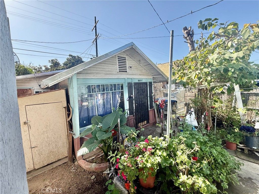 Image 10 of property listing at 860 W 54th, Los Angeles, CA 90037