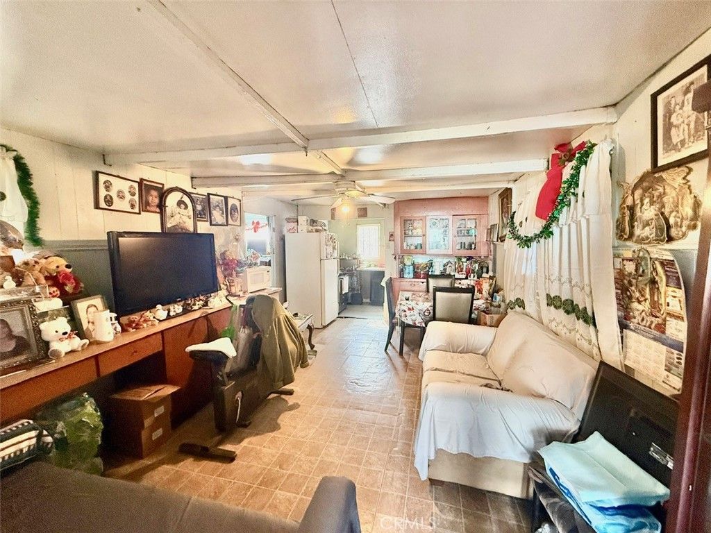 Image 12 of property listing at 860 W 54th, Los Angeles, CA 90037