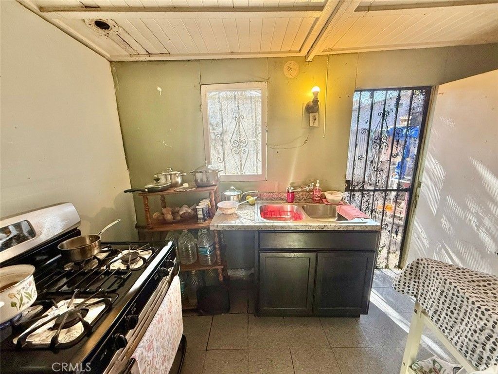 Image 13 of property listing at 860 W 54th, Los Angeles, CA 90037