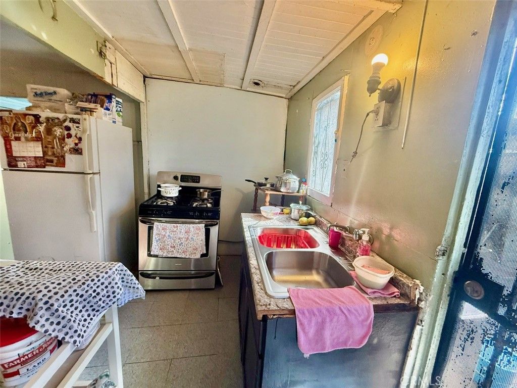 Image 14 of property listing at 860 W 54th, Los Angeles, CA 90037