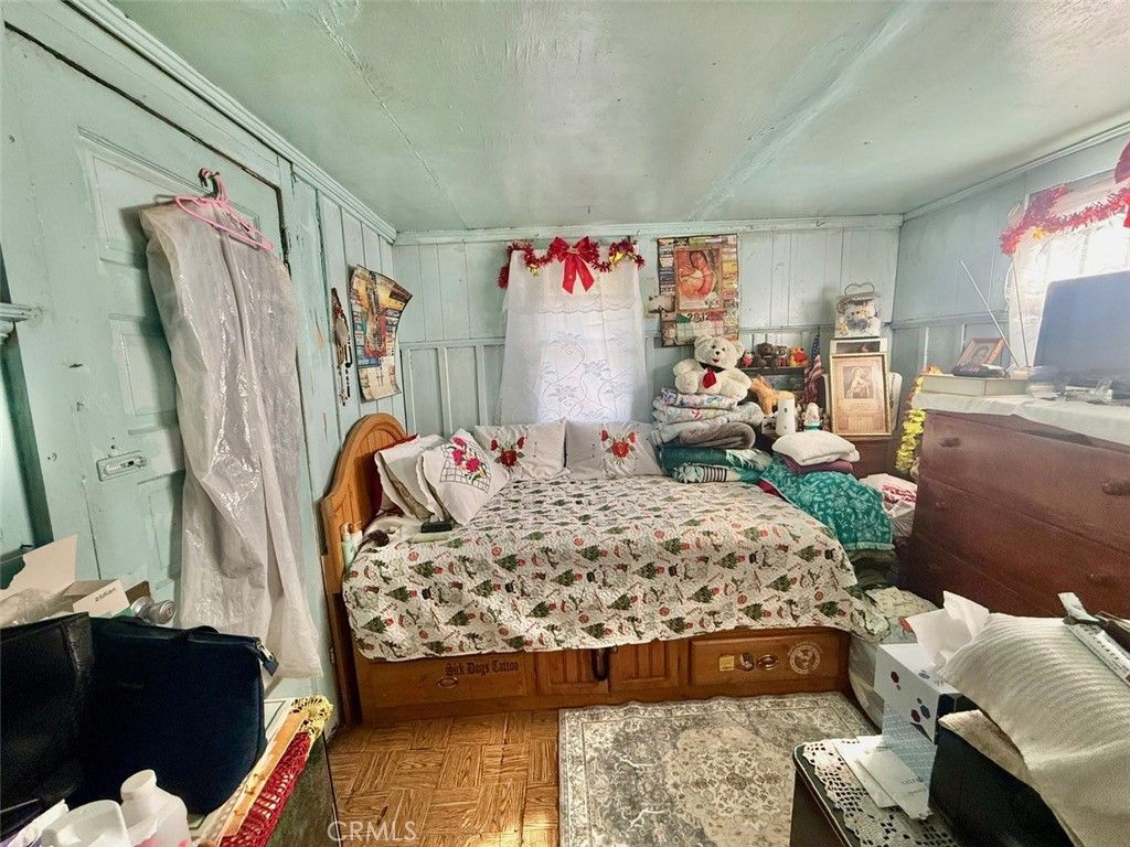 Image 15 of property listing at 860 W 54th, Los Angeles, CA 90037