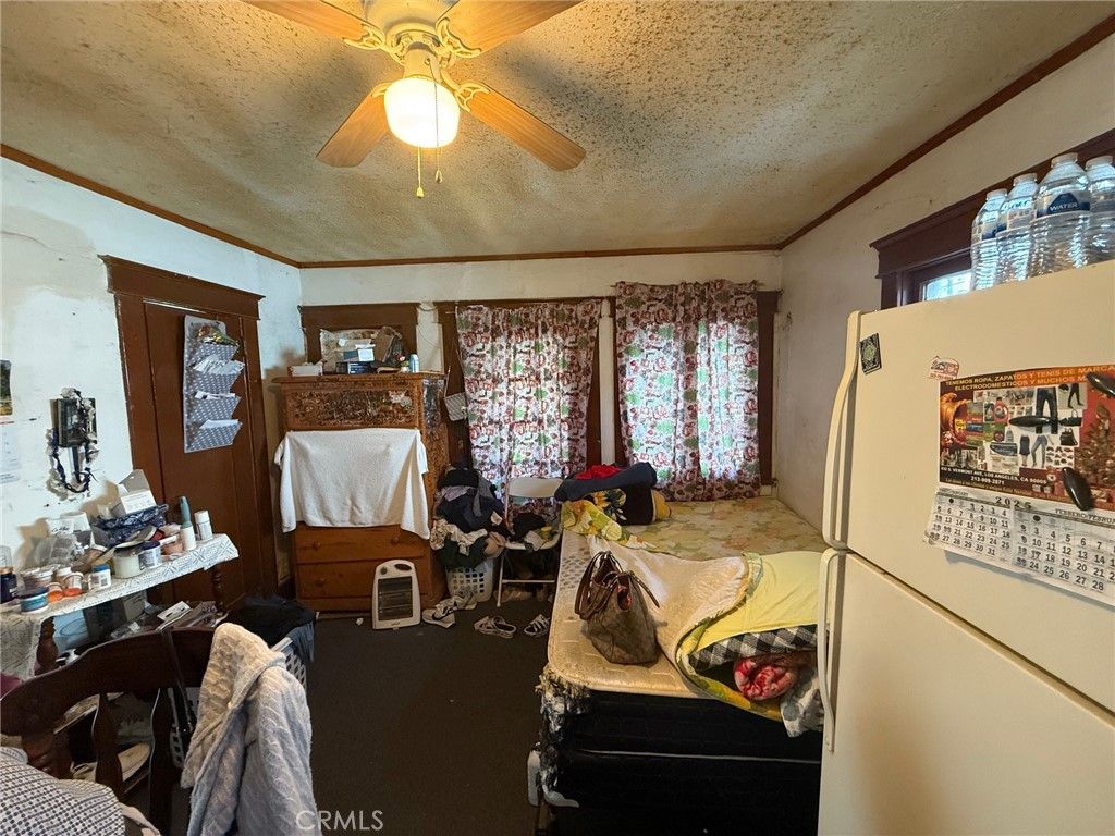 Image 17 of property listing at 860 W 54th, Los Angeles, CA 90037