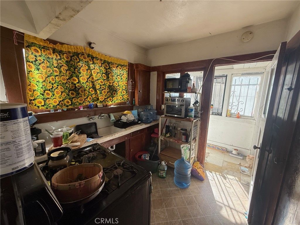 Image 18 of property listing at 860 W 54th, Los Angeles, CA 90037