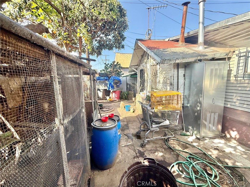 Image 20 of property listing at 860 W 54th, Los Angeles, CA 90037