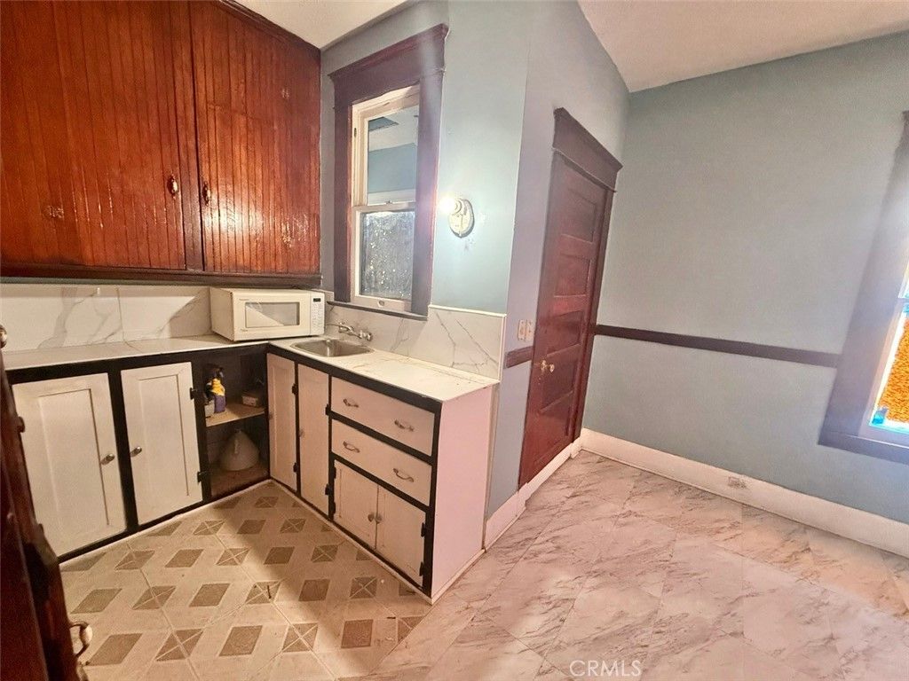 Image 6 of property listing at 860 W 54th, Los Angeles, CA 90037