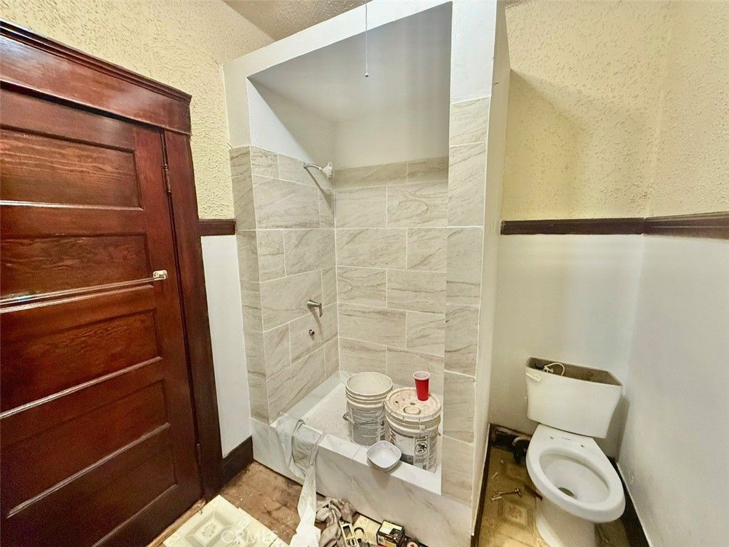 Image 8 of property listing at 860 W 54th, Los Angeles, CA 90037