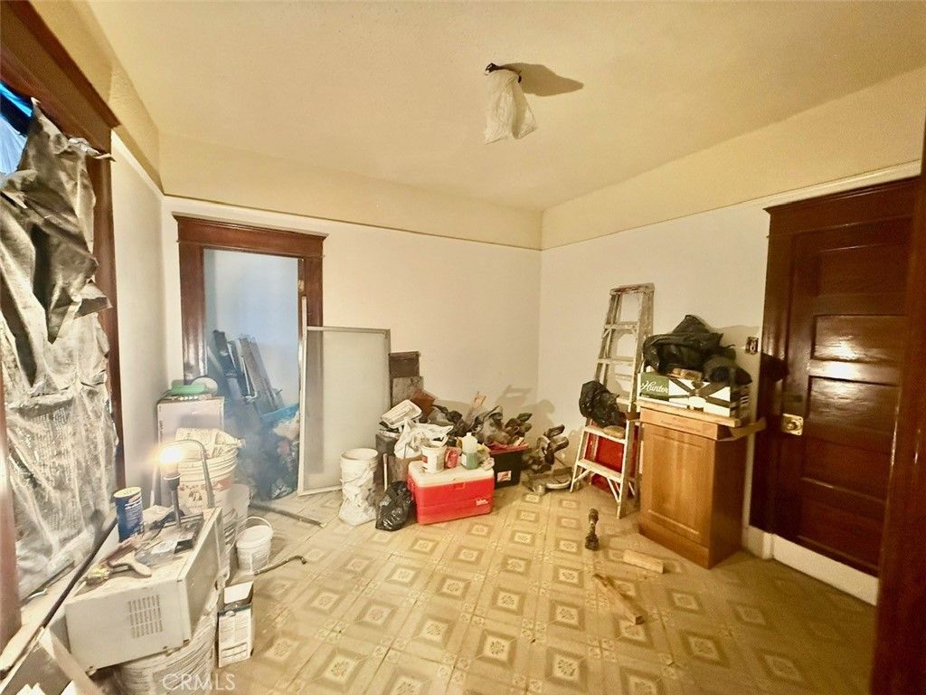 Image 9 of property listing at 860 W 54th, Los Angeles, CA 90037