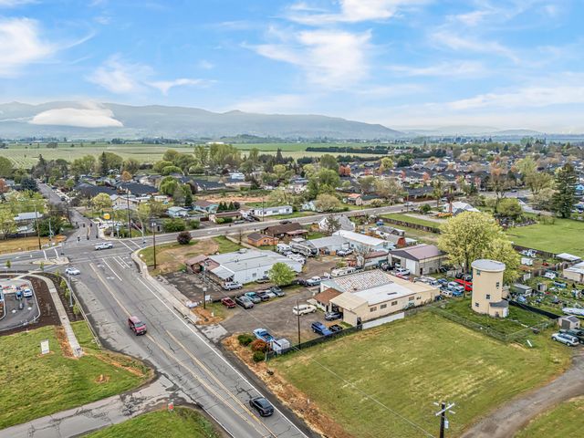 1250 W McAndrews Road, Medford, OR 97501