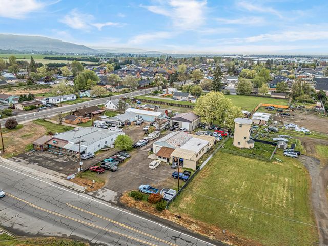 1250 W McAndrews Road, Medford, OR 97501
