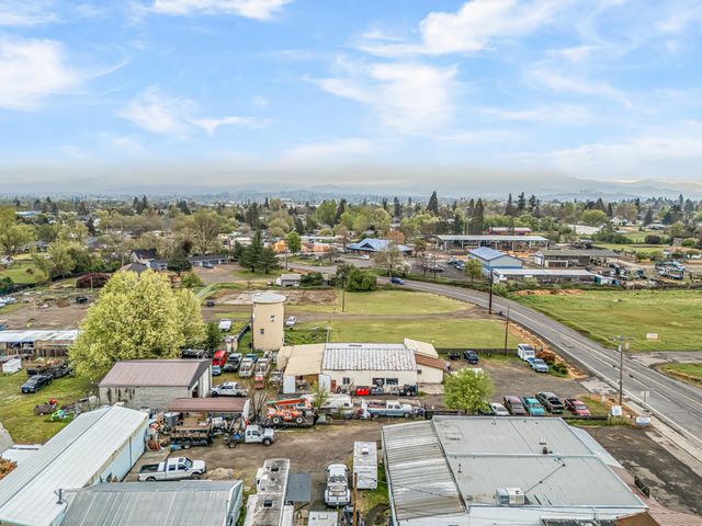 1250 W McAndrews Road, Medford, OR 97501