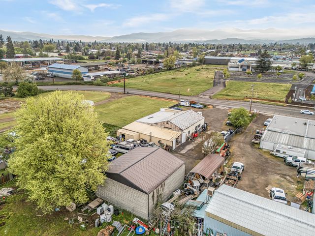 1250 W McAndrews Road, Medford, OR 97501