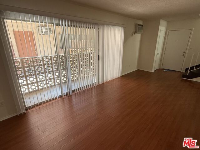 18444 Collins Street 4, Tarzana (los Angeles), CA 91356