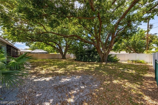 2220 SE 8th TER, Cape Coral, FL 33990