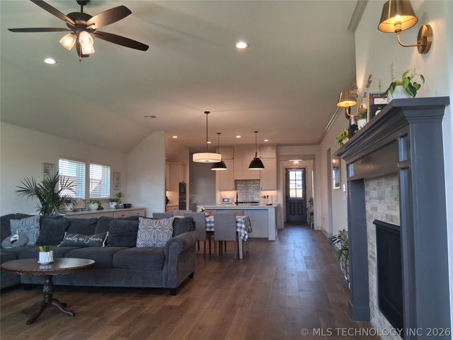 2057 E 130th Street S, Jenks, OK 74037