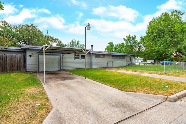 1226 14th Avenue N, Texas City, TX 77590