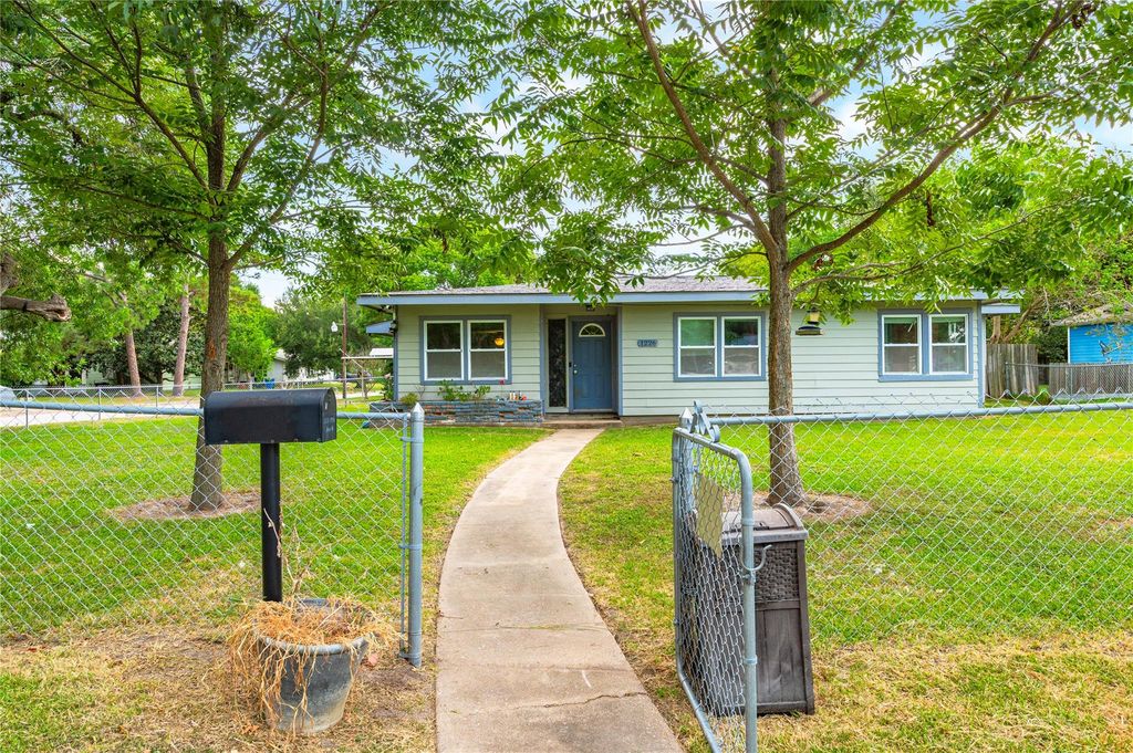 1226 14th Avenue N, Texas City, TX 77590